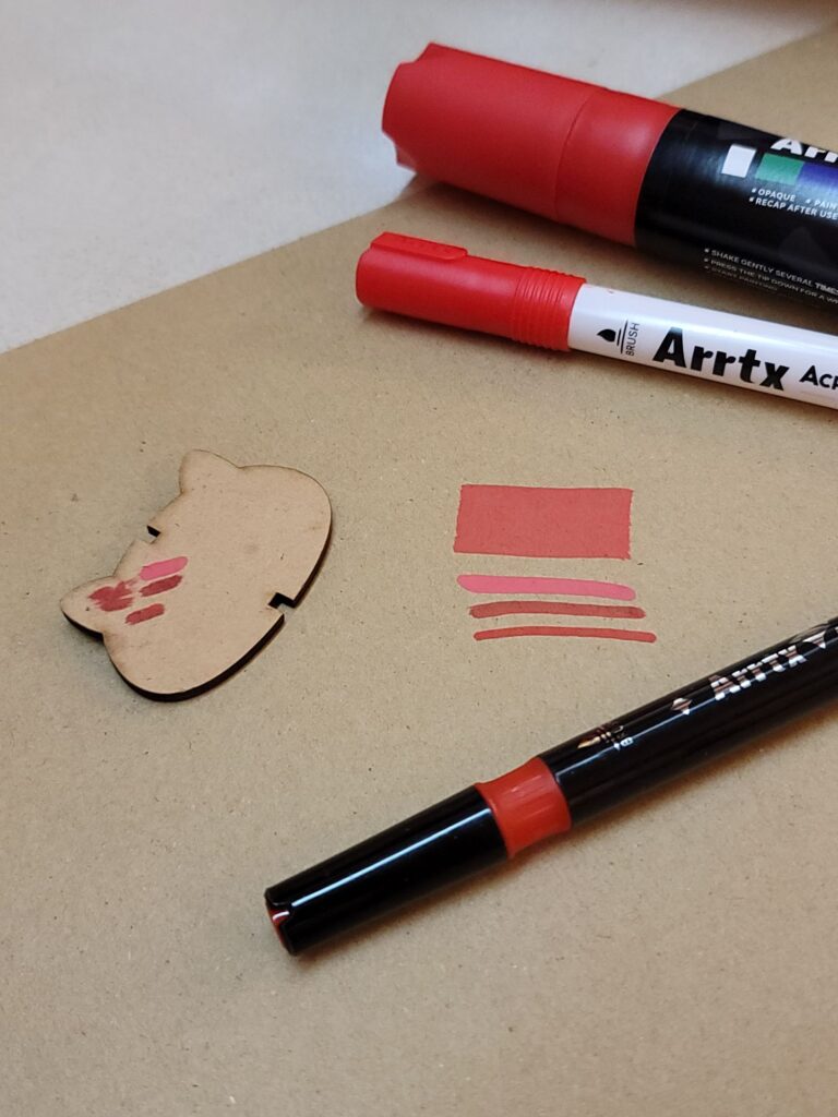 ダンボールでも滲みにくいARRTXのアクリルマーカー