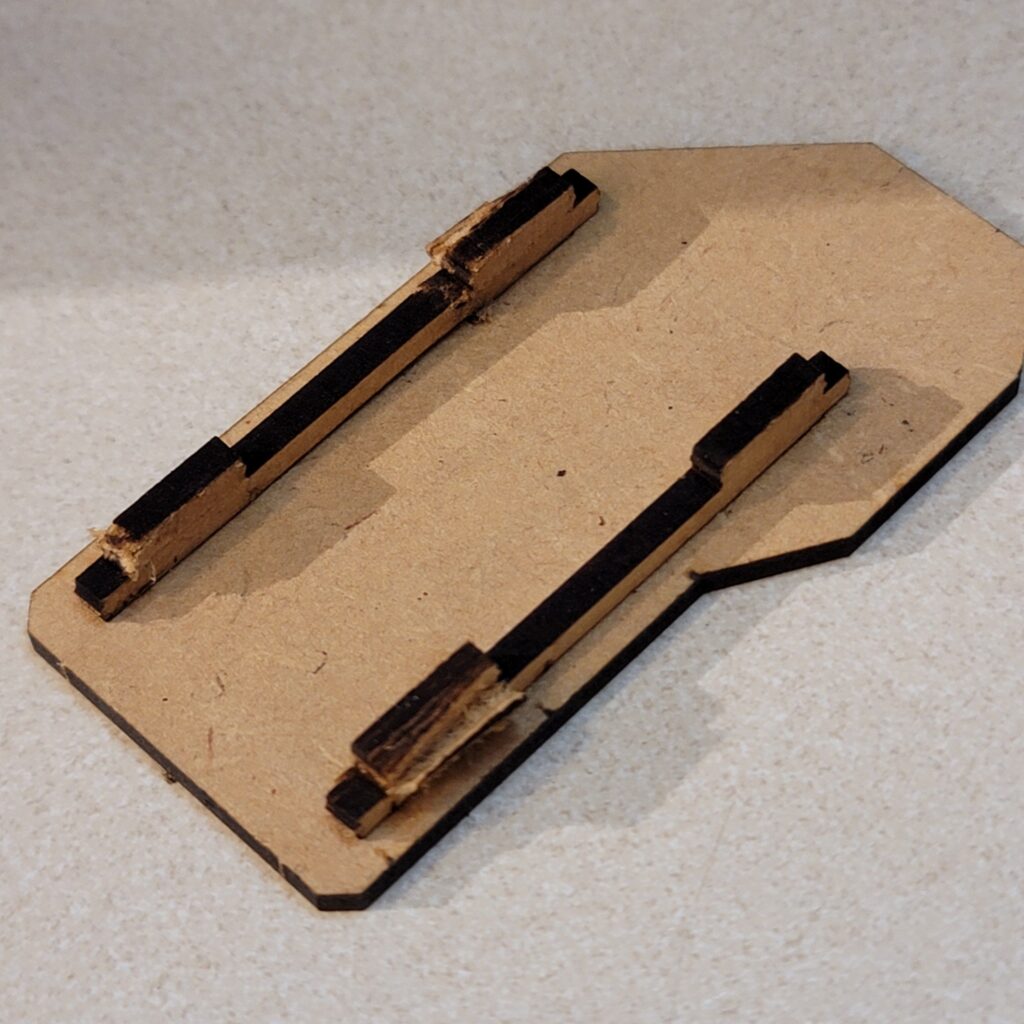 力のカケ過ぎで潰れてしまった部品（MDF）